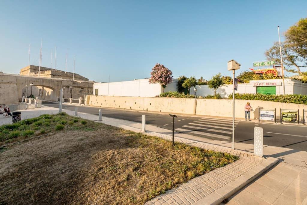 Vittoriosa' Seafront 2 Bed Highly Furnished Apartment ภายนอก รูปภาพ